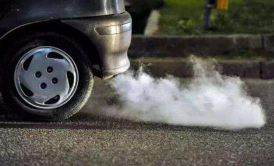 汽车出现烧机油是什么原因造成的，烧机油会导致什么后果