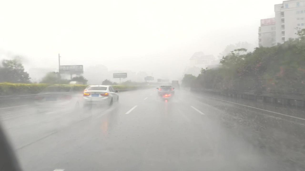 高速开车突遇暴雨怎么办，高速下暴雨怎么开车