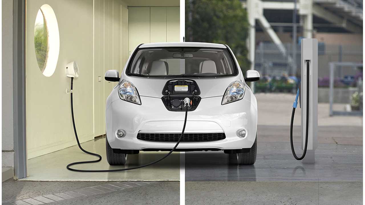 汽车电瓶充电口在哪个地方，电动汽车充电口在左边还是右边