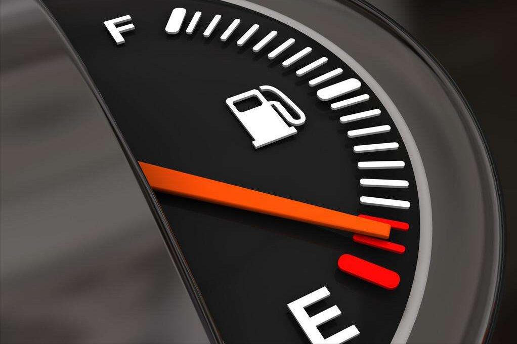 油表警示灯亮了车子还剩多少油能跑，油箱一格油还能跑多远