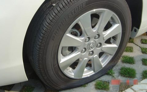 最伤轮胎的行为有哪些，前轮胎和后轮胎爆胎哪个危害更大