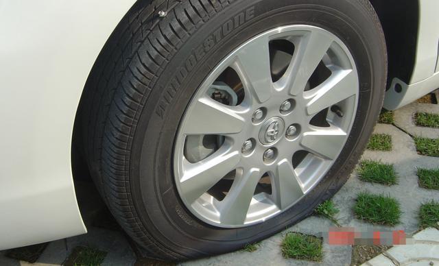 最伤轮胎的行为有哪些，前轮胎和后轮胎爆胎哪个危害更大