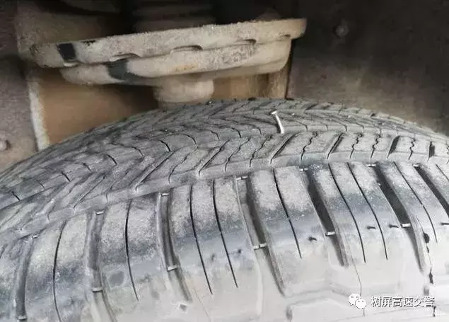 汽车轮胎被钉子扎了是换胎还是补胎，汽车真空胎被钉子扎了怎么办补胎多少钱