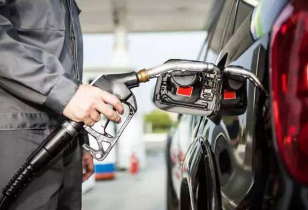 汽车油量剩余多少加油合适，小车还剩多少油的时候加合适