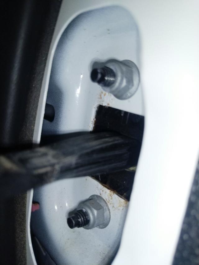 汽车门里面生锈正常吗，车门从里往外生锈怎么处理