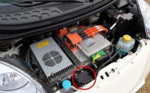 汽车电瓶充电口在哪个地方，电动汽车充电口在左边还是右边