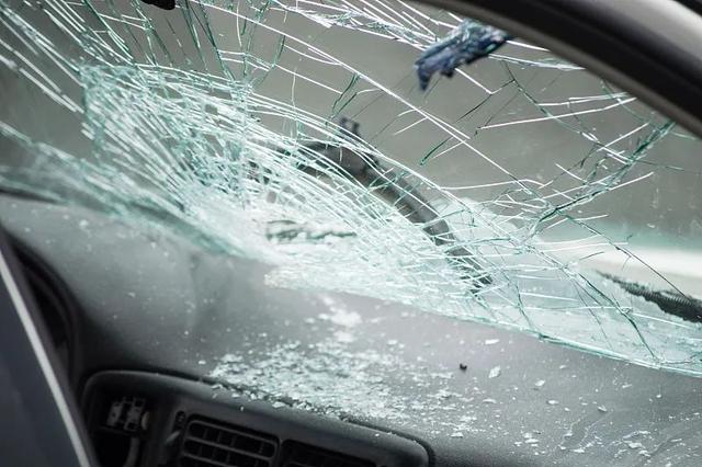 汽车玻璃险在车损险里面吗（前挡风玻璃碎了走保险还是自己修）